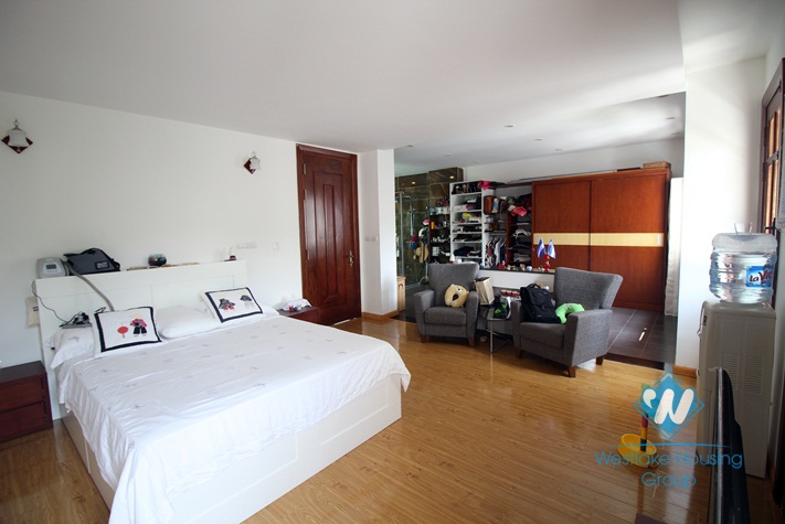 Spacious house with open living room and nice bathrooms to rent in Ciputra